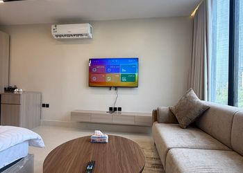 استديو بأثاث مريح وبسيط