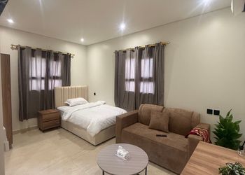استديو بسرير فردي وجلسة جانبية