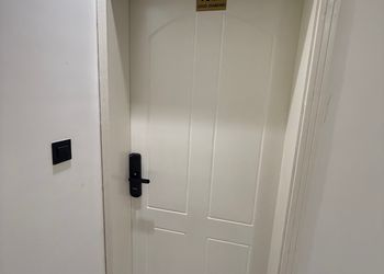استديو بسرير ماستر وجلسة جانبية