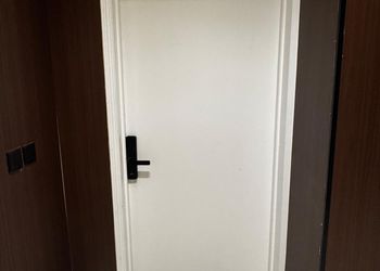 استديو بسرير ماستر وجلسة جانبية 