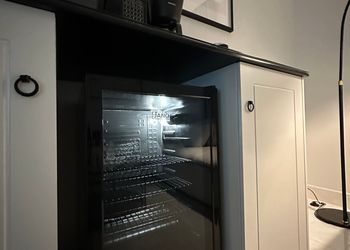 شقة بصالة أنيقة ودخول ذاتي