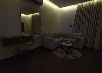 استديو بأثاث مريح وبسيط 