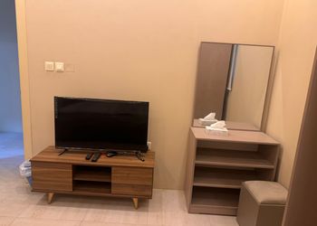 غرفة بسرير ماستر و اثاث مريح