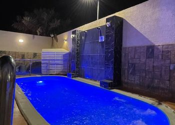 شاليه بمسطح اخضر ومسبح 