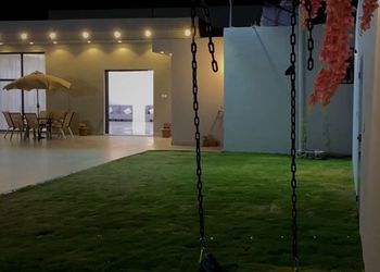 شاليه بمسبح خارجي ومسطح اخضر