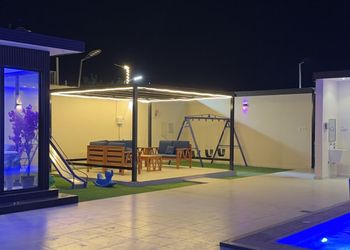 شاليه من واجهه زجاج وجلسة خارجية