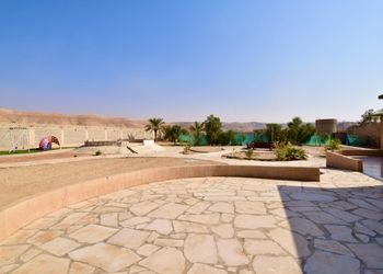 استراحة بجلسة خارجية ومسطح اخضر