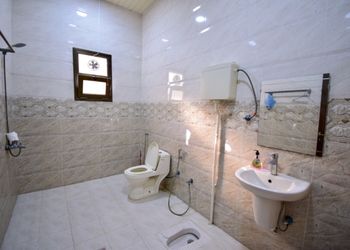 استراحة بمسطح اخضر وألعاب أطفال