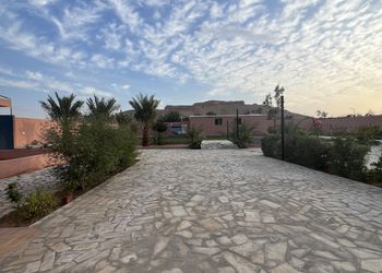 استراحة بجلسة خارجية ومسطح اخضر