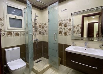 شقة بصالة مريحة وثلاث غرف نوم 