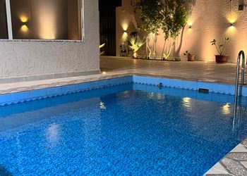 شاليه بمسطح اخضر وجلسة 