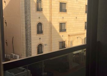شقة بصالة أنيقة ودخول ذاتي