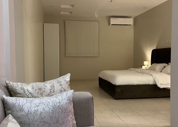 استديو بأثاث مريح وبسيط 