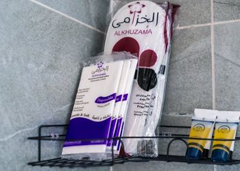 شقة بصالة انيقة وغرفة نوم