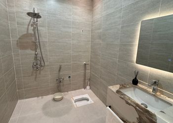 شاليه بجلسة تطل على مسبح خارجي 