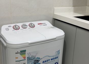استديو بأثاث مريح وبسيط 