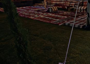 شاليه بجلسة خارجية ومسطح اخضر