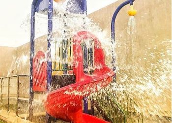 شاليه بمسطح اخضر وجلسة خارجية 