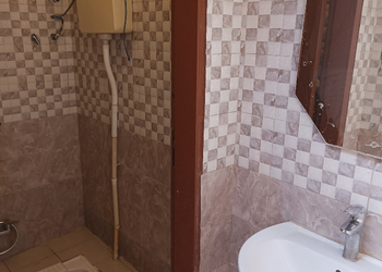 شاليه بمسبح خارجي ومسطح اخضر