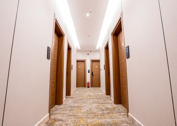 استديو بأثاث بسيط ومريح 