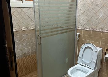 شقة بصالة وثلاث غرف نوم