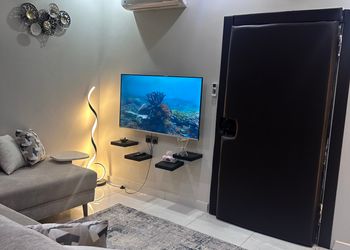 شقة بغرفة معيشة وغرفة نوم 