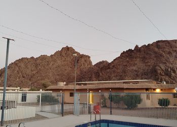 استراحة بمسبح خارجي ومجالس واسعة 