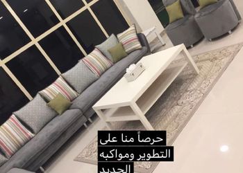 شاليه بجلسة تطل على مسبح خارجي 