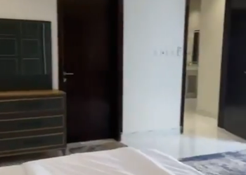 شاليه بجلسة خارجية على مسبح