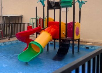 شاليه بمسطح اخضر وجلسة خارجية 