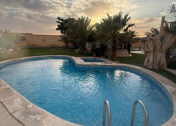 استراحة بمسطح اخضر ومجالس