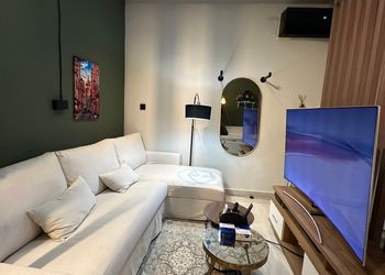 شقة بغرفة نوم ومعيشة بسريرين