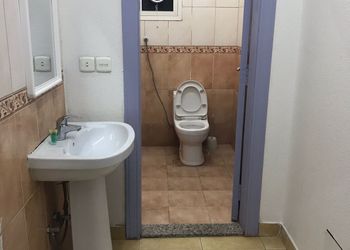 استديو بأثاث مريح وبسيط 