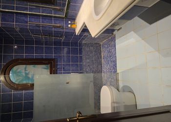 شقة بصالة وثلاث غرف نوم