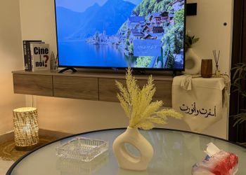 شقة بغرفة معيشة وغرفة نوم