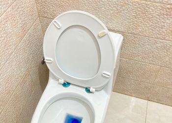شقة بجلسة خارجية وغرفتين نوم 