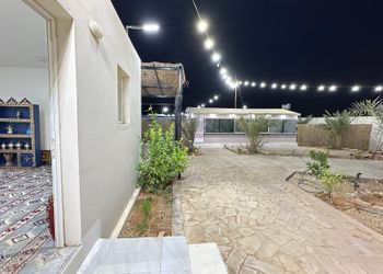 استراحة بمجالس وفناء خارجي