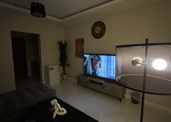 شقة بصالة واسعه وسرير ماستر