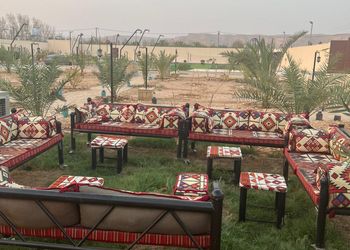 استراحة بألعاب أطفال وملعب كرة 