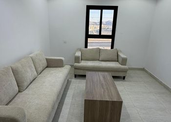شقة بصالة مريحة وغرفة نوم 