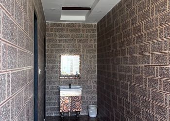 شاليه بجلسة خارجية ومسطح اخضر