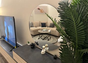 استديو بأثاث مريح وبسيط 