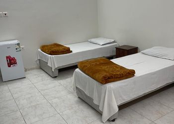 شقة بصالة وثلاث غرف نوم