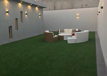 شاليه بجلسة خارجية ومسبح داخلي