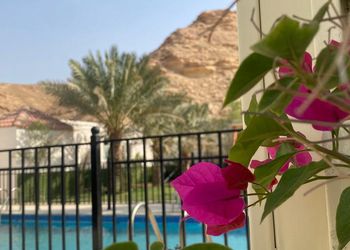 استراحة بمجلس وفناء خارجي 