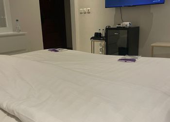 استديو بأثاث مريح وبسيط 