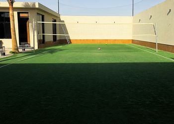 شاليه بملعب كرة طائرة 