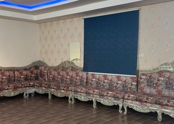 شاليه بجلسة خارجية ومسطح اخضر