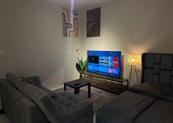 استديو بأثاث مريح وبسيط 