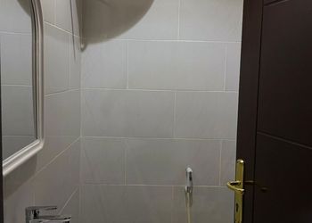 استديو بسرير ماستر وجلسة مريحة 